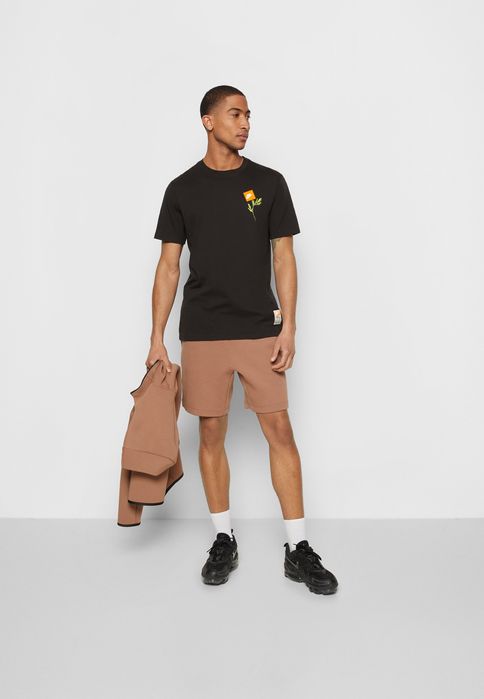 T-shirt czarny z logo Nike S