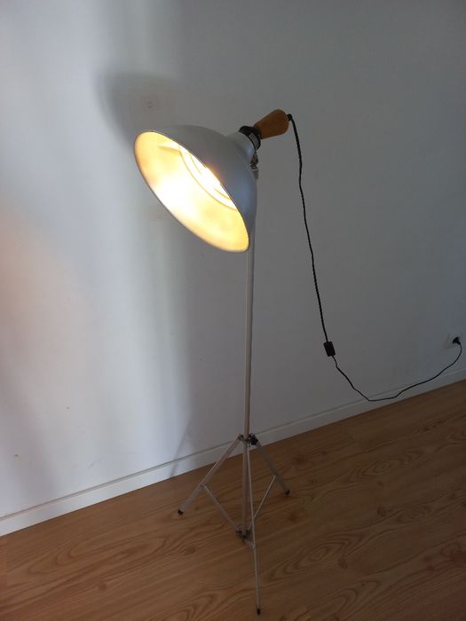 Tripod Lamp.64752400383873122
