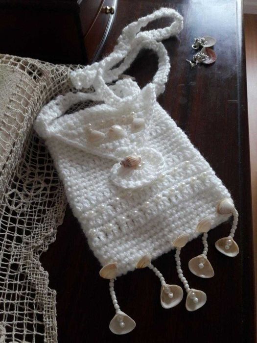 Hand-knitted shell bag
