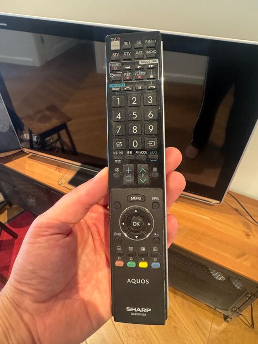Sharp AQUOS LC-40LE824E Full HD LED Quattron Made in Japan + pilot + uchwyt na ściane