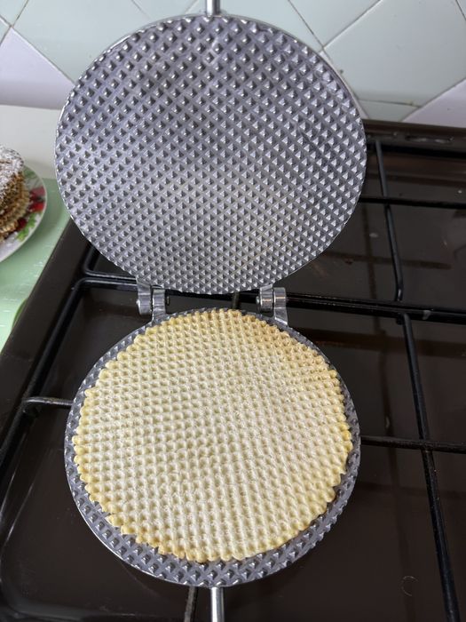Вафельниця пірамідка для випічки тонких вафель та коржів на газу