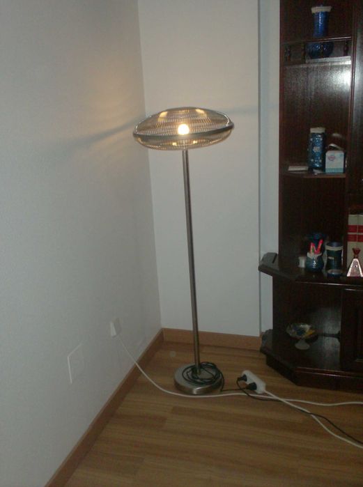 Candeeiro de pé.