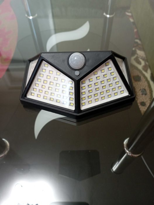 Навісний ліхтар з датчиком руху на акумуляторі та сонячній панелі.