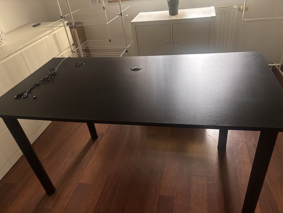 Biurko gamingowe / komputerowe MroX 138x68 cm z hubem USB i przepustami na kable – czarne