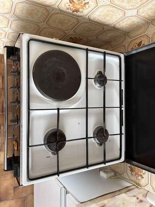 Fogão a gás com um bico elétrico e forno