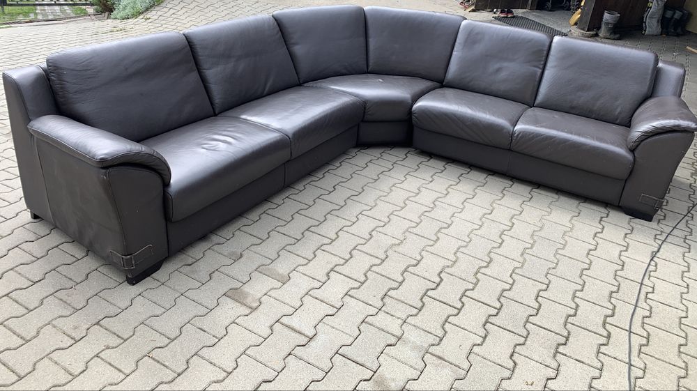 Zadbana i wygdona sofa z naturalnej skóry