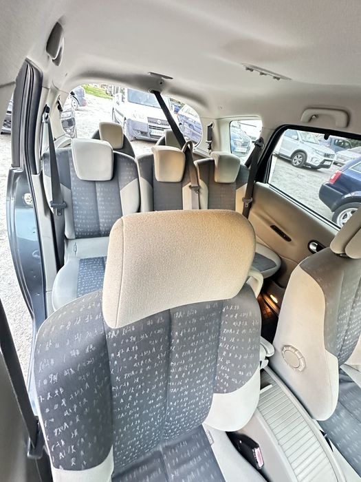 Гарне сімейне авто Renault grand Scenic 7 місць.