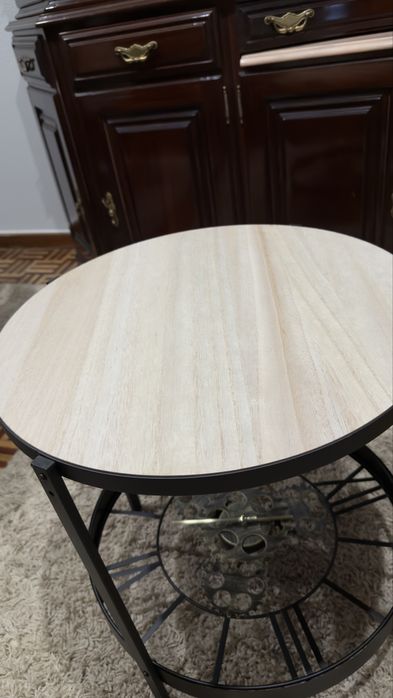 Mesa de apoio com relógio