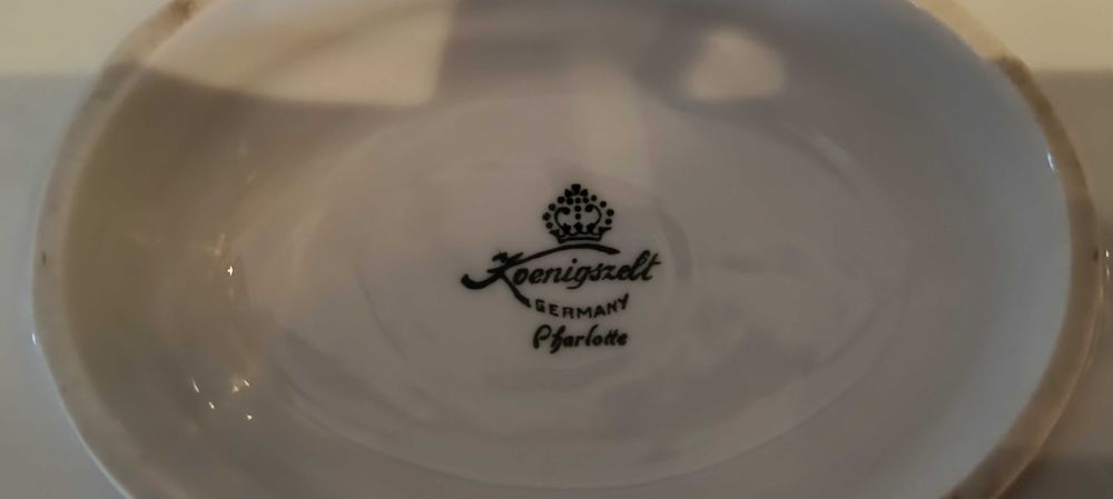 Przedwojenna sosjerka porcelana biała