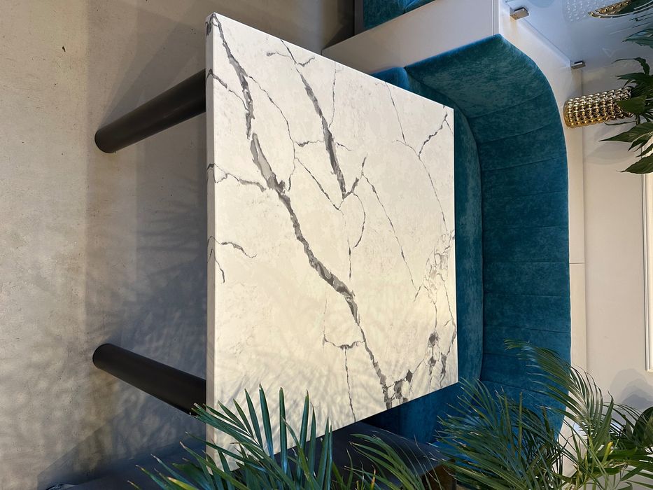 stół marmurowy biały