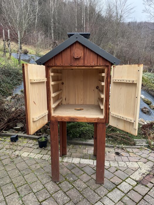 Wędzarnia drewniana - solidna na nogach - eleganckim daszkiem