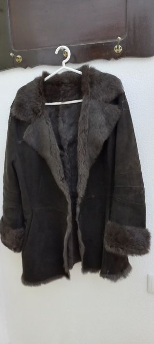 casaco c/camurça por fora e pele de coellho por dentro (Betty Barclay)