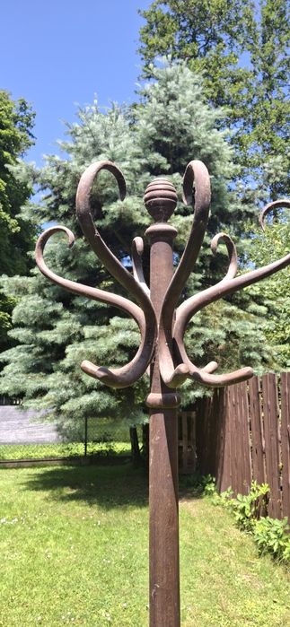 Stary drewniany stojący wieszak