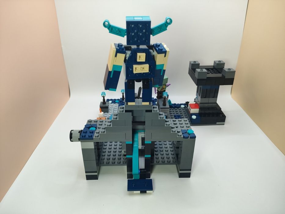 używany zestaw LEGO Minecraft 21246: the deep dark battle