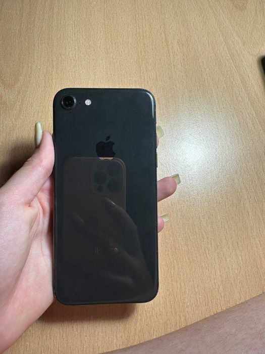 Продам айфон 8 у хорошому стані