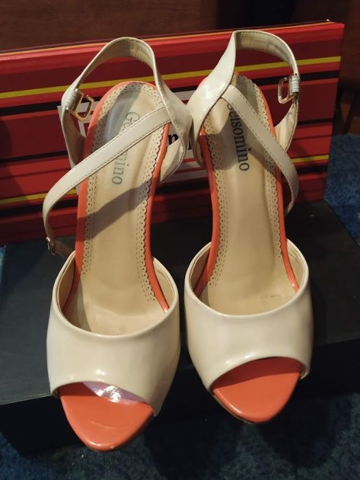 Женские босоножки