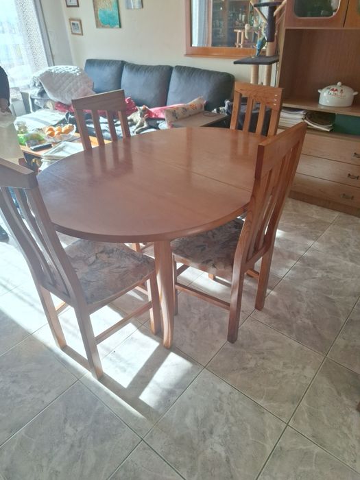 Mesa de jantar em madeira