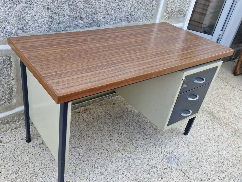 Várias secretarias bom estado