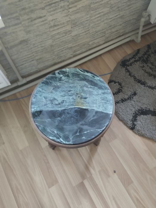 Продам два стола дубовые с мраморной столешницой