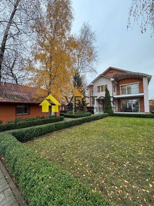 Двоповерховий будинок у місті з гаражем та підвалом!