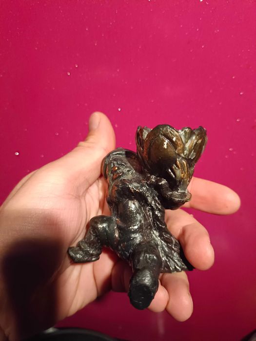 Figurka z brązu krasnal