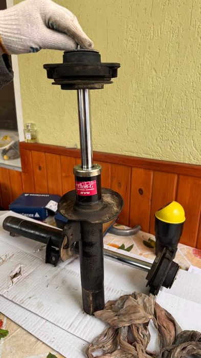 Передні стійки ліва та права Skoda Yeti