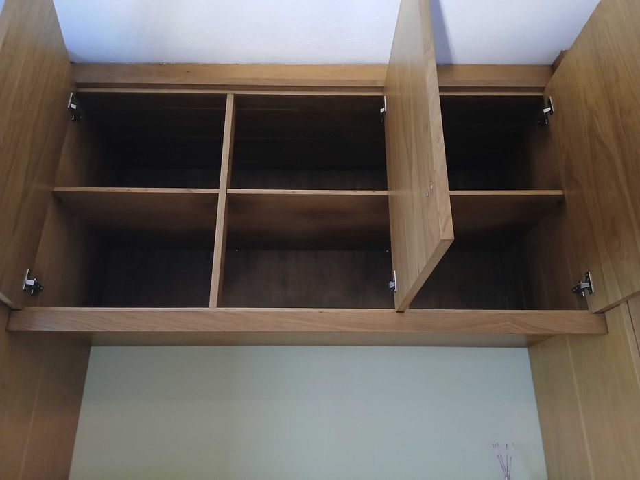 Conjunto e mobília de quarto completo: roupeiro e gavetas