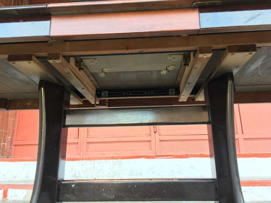 Розкладний дерев’яний стіл зі скляною вставкою