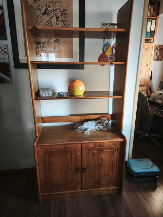 Mobília cómodas e secretária