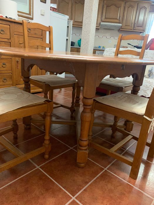Mesa de sala mais cadeiras em madeira