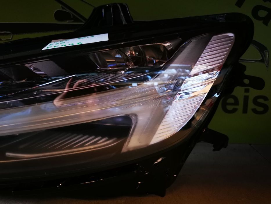 VOLVO V60 II FAROL ESQUERDO - FF498