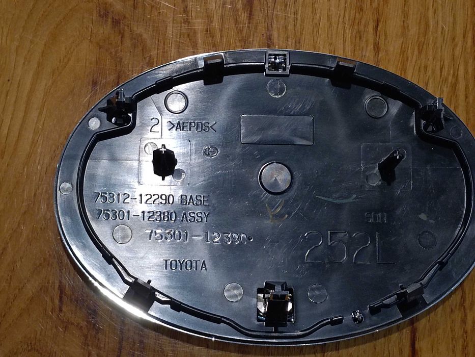 EMBLEMAT ZNACZEK Toyota Corolla Auris logo przód