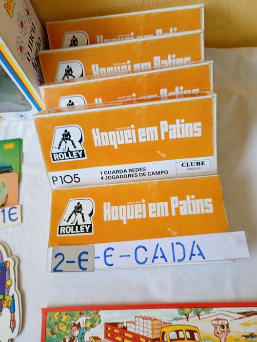 Várias embalagens de brinquedos antigos