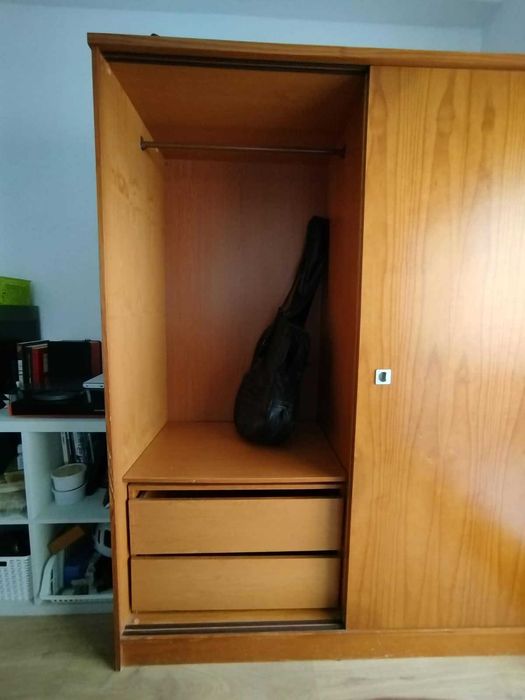 ROUPEIRO DE MADEIRA COR MEL - Usado mas ESTIMADO - 1,51x1,85x0,59