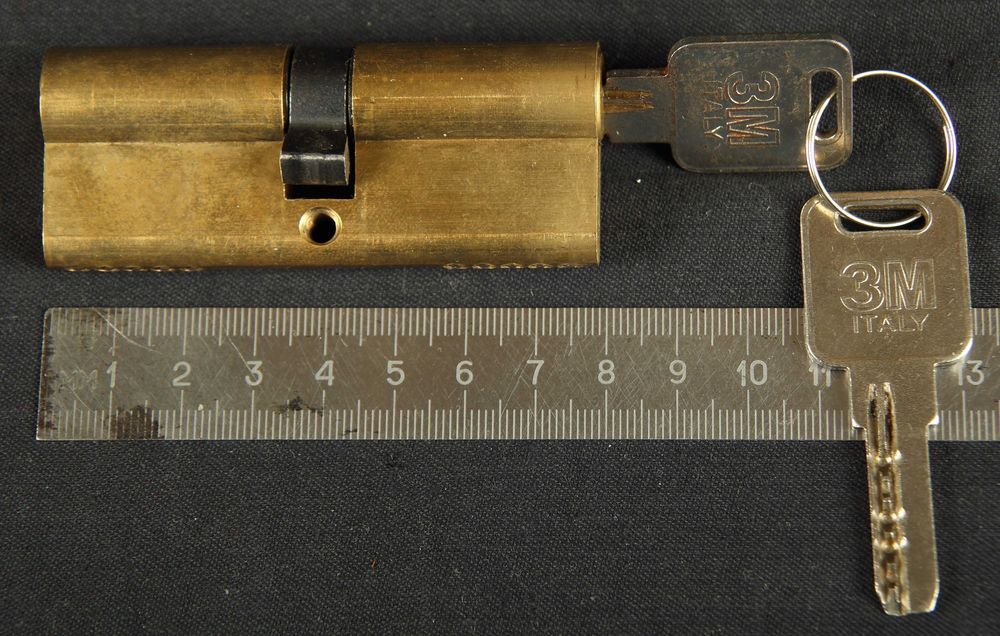 2  врезных замка + сердцевина