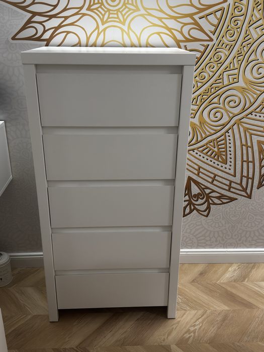 Komoda biała z szufladami bezuchwytowa minimalistyczna nowoczesna