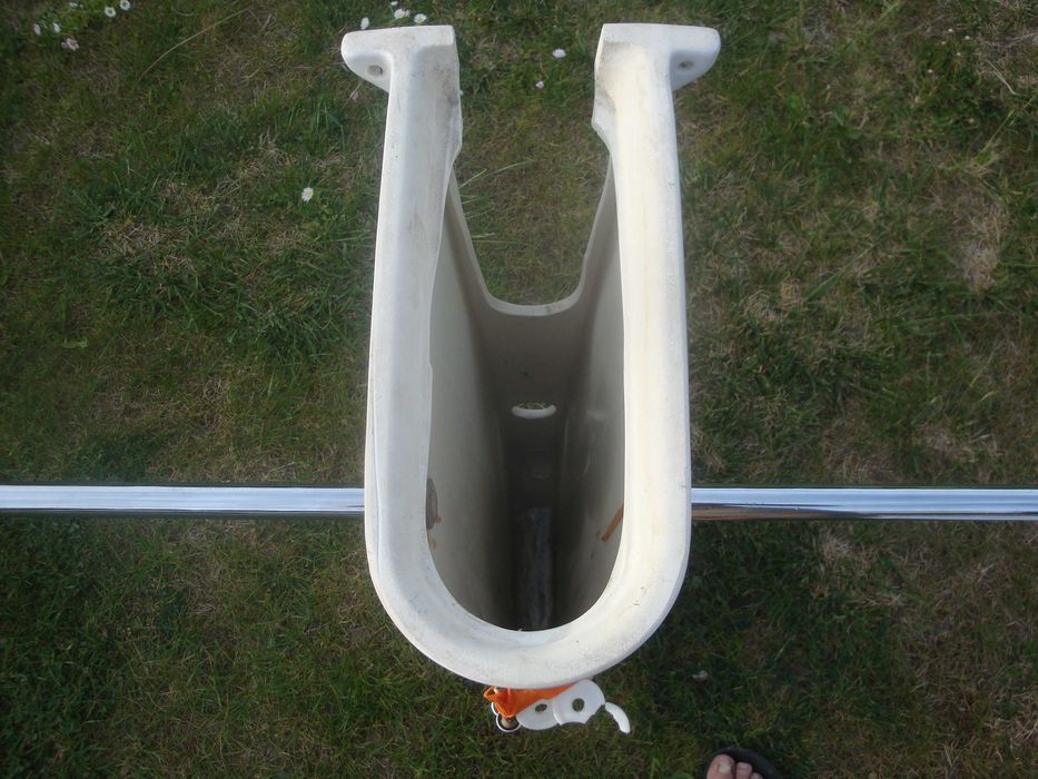 umywalka na nóżce uszkodzona