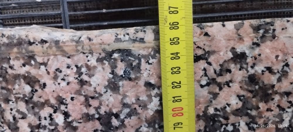 Pedra mármore granito rosa. 86x61,5. Em Loulé.