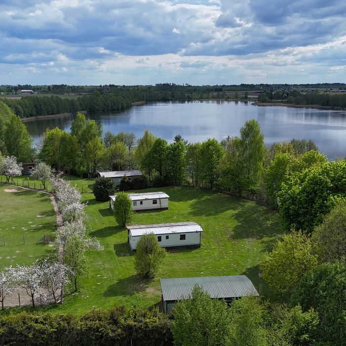 Domki nad jeziorem
