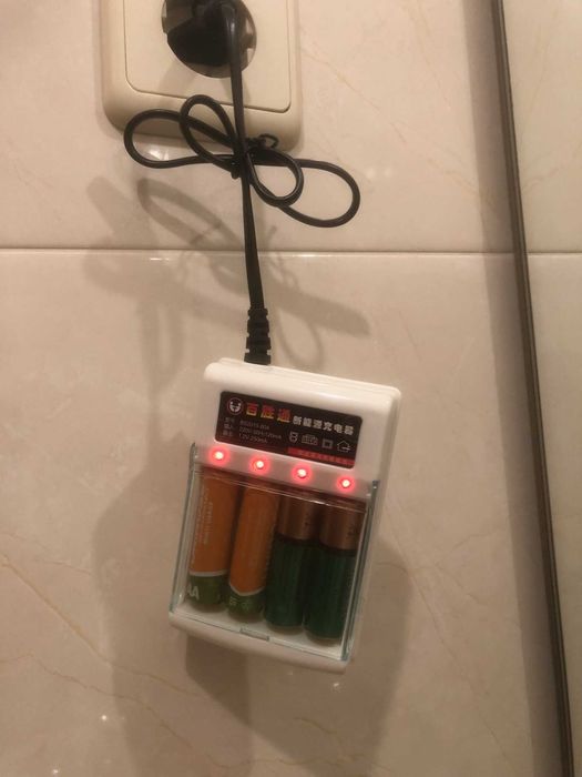 Carregador de Pilhas AA e AAA ( Novo )