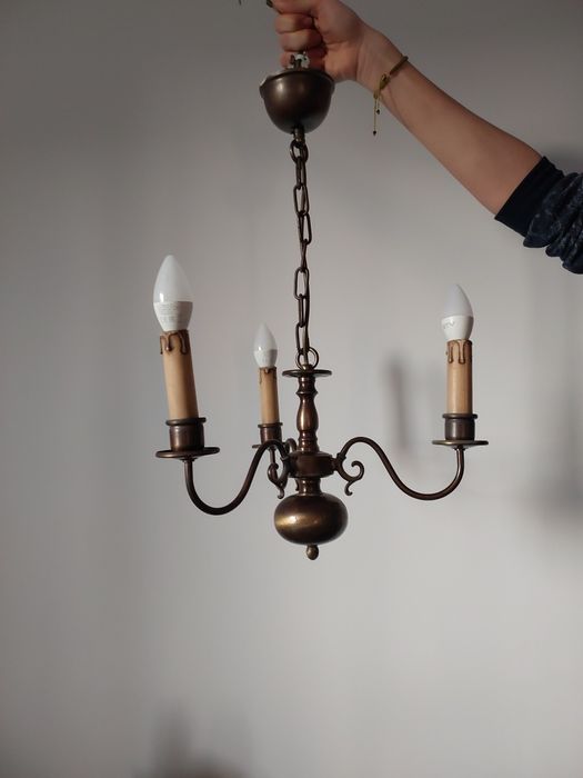 Lampa wisząca na łańcuchu.