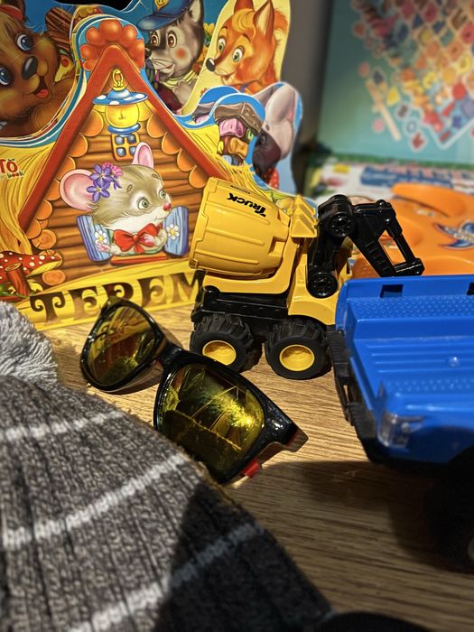 Іграшки, новий одяг, машинки.