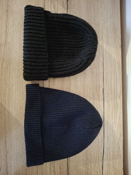 2 czapki zimowe czarna i granatowa