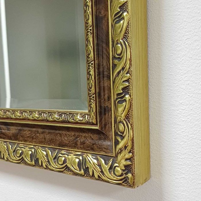Espelho grande com moldura dourada e detalhes florais, muito elegante