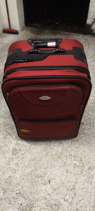 Duża walizka podróżna na kółkach.