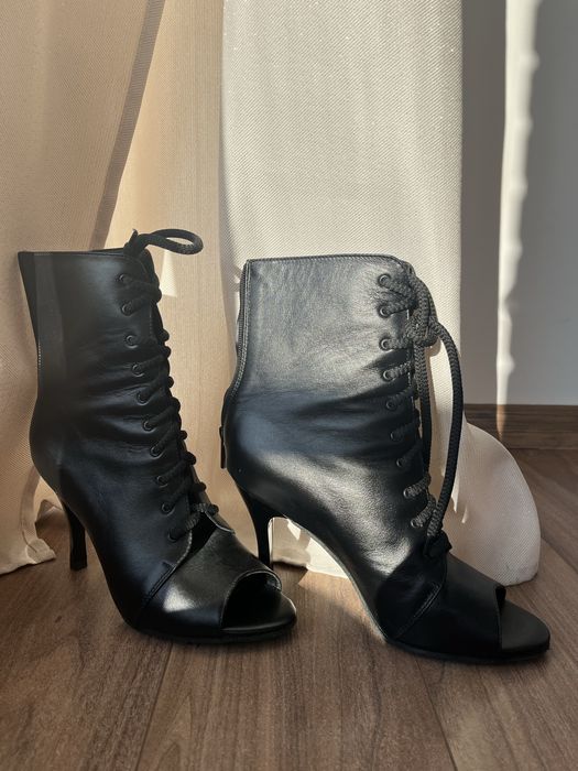 Skórzane botki na wysokim obcasie – rozmiar 40