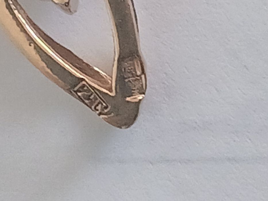 Продам кулон с бриллиантом.