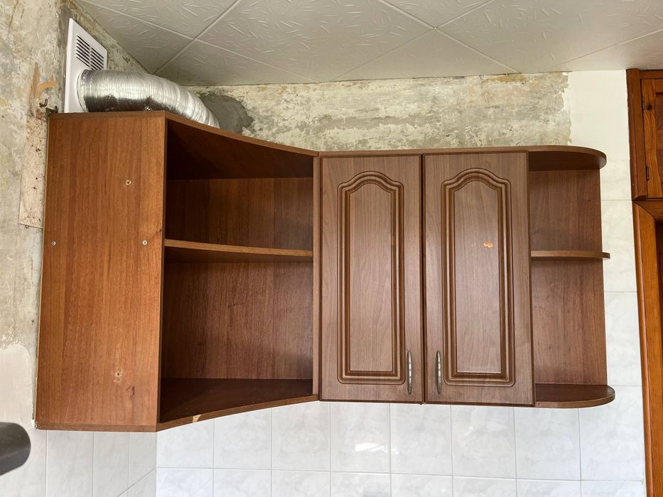 Кухонні меблі навесні шафи