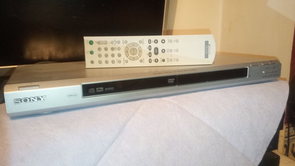 Leitor de Cd's e DVD's Sony com comando