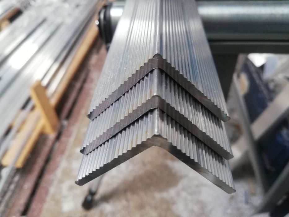 Kątownik na schody Aluminiowy , narożnik na schody , antypoślizgowy